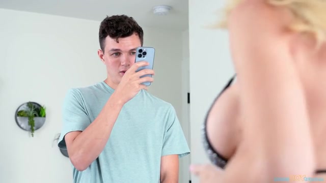 Stepmoms Sexy Socials - S3:E6 - Momlover