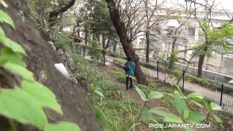 Catching The Girls Marking Their Territory - PissJapanTV