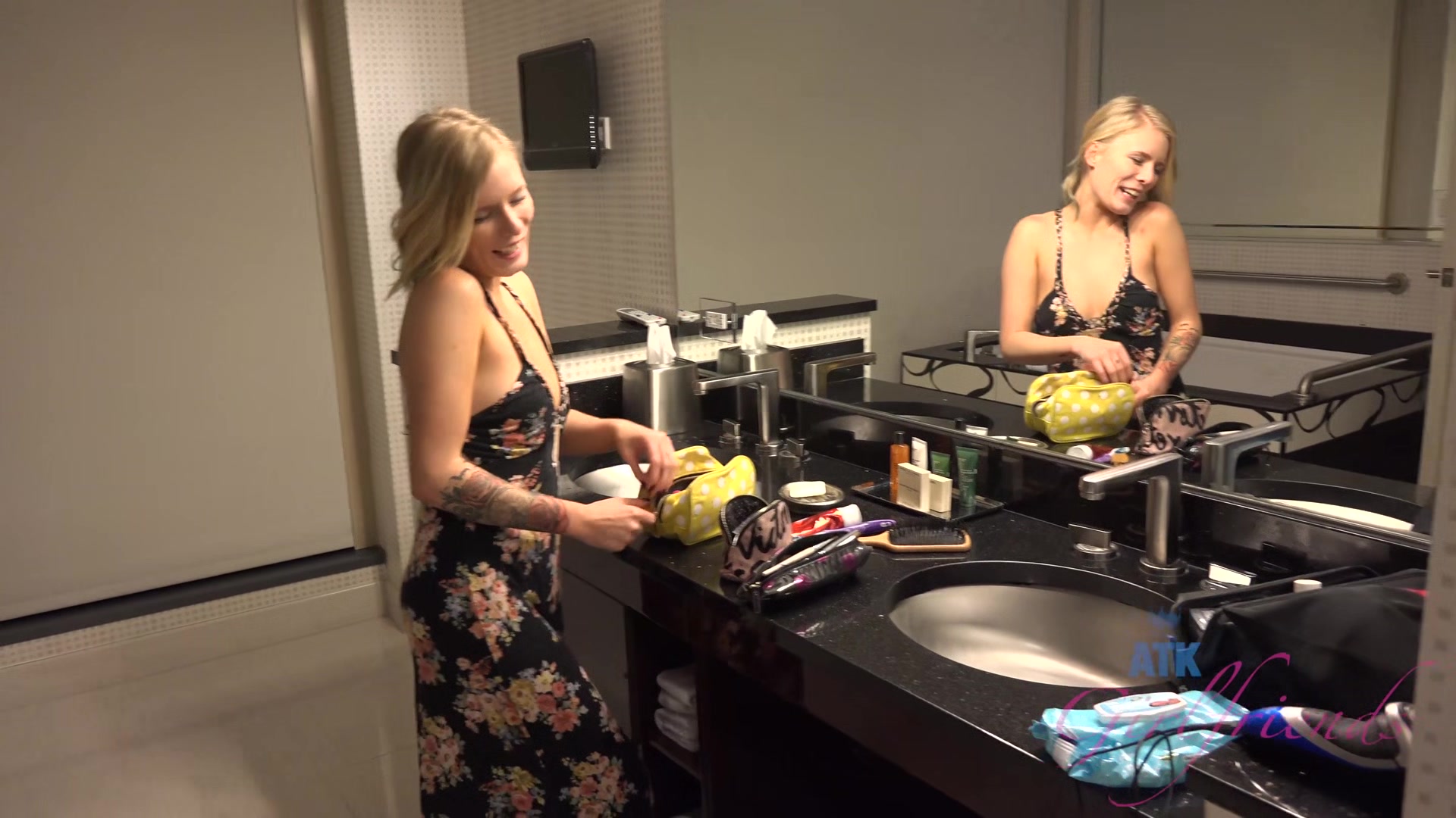 Blonde Teen Suck Dick In Bathroom