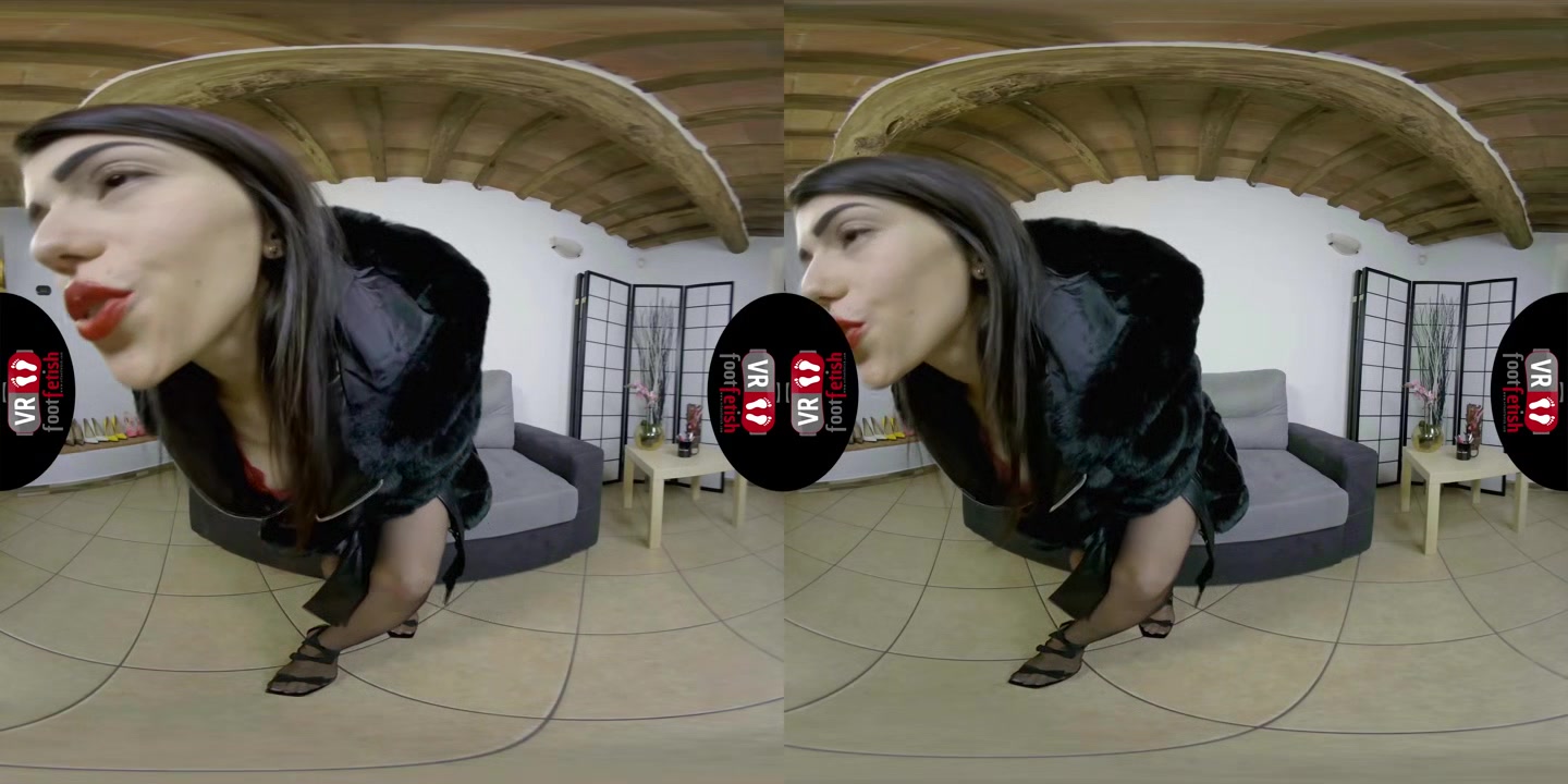 Hot sexy toes of Petra wiggle and spread right in your face in virtual reality - VRFootFetish