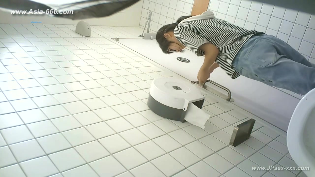 chinese girls go to toilet.***