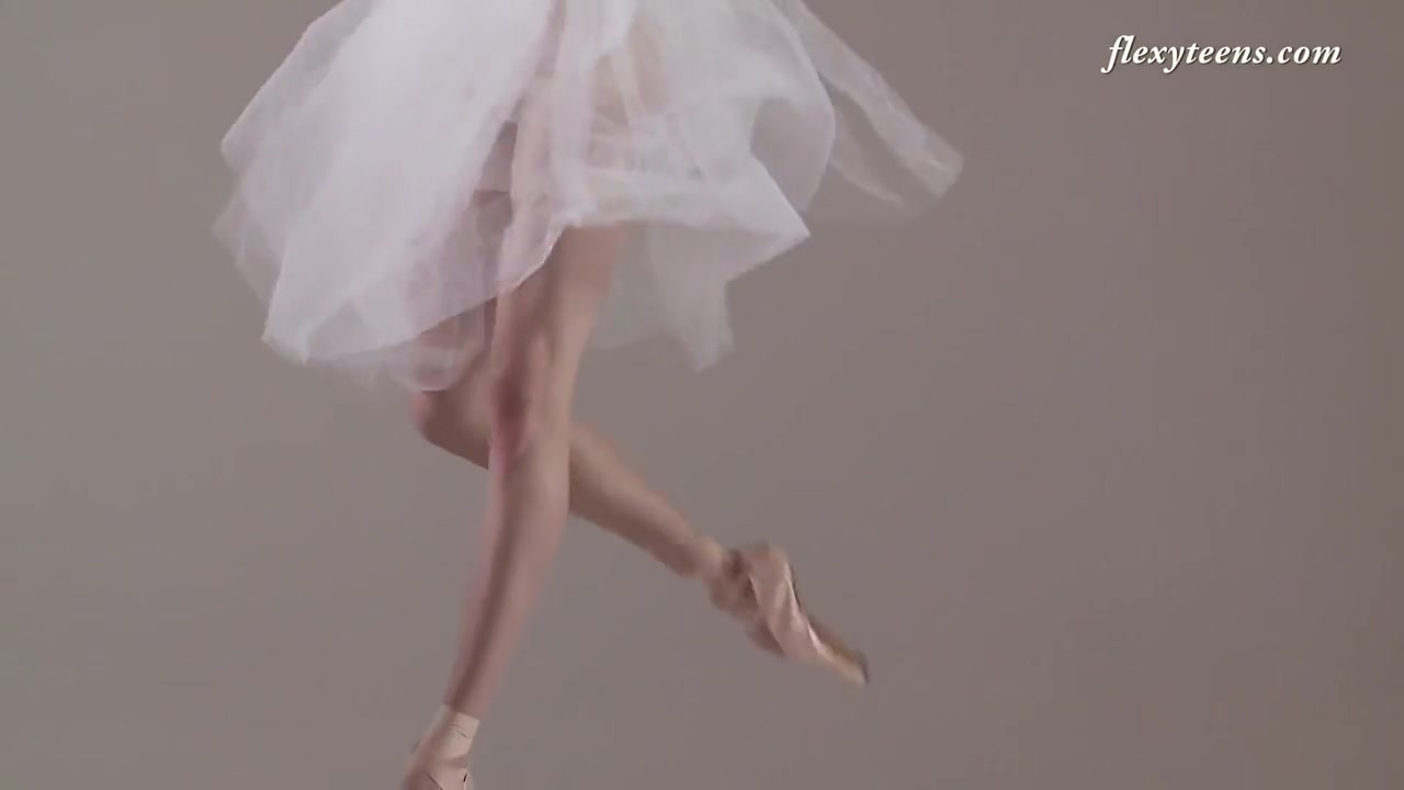 Cute Russian Babe On Backbends And Splits - Ksyuha Zavituha