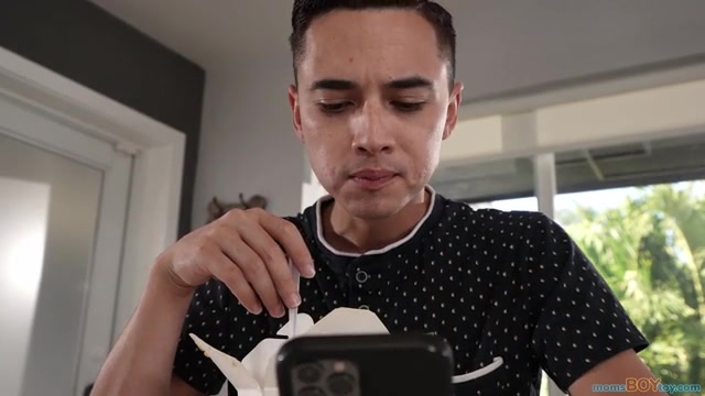 No Batteries Necessary - S2:E3 - Momlover