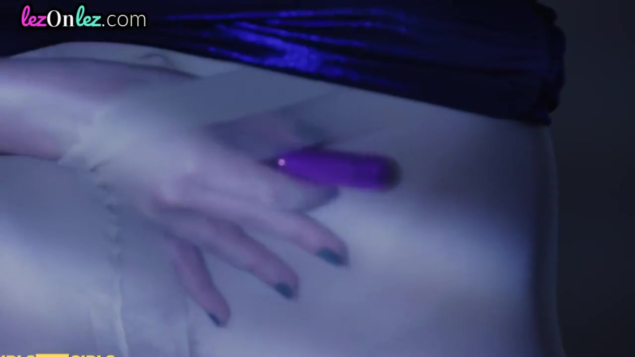 Ginger Dyke Strapon Fucks Squirting Les After Cunniling
