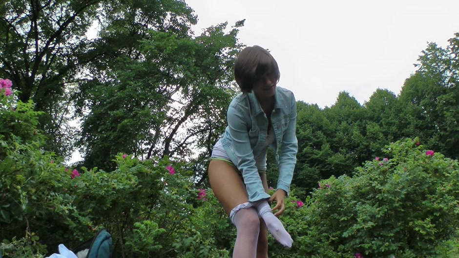Hot slut shags with a guy in a public place