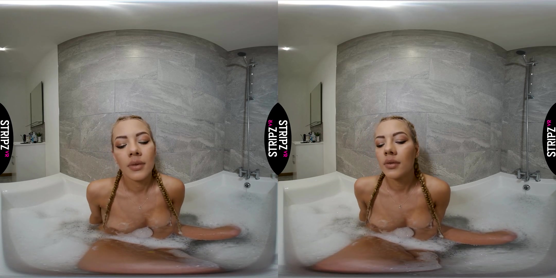 Courtney Marie in Bathe with Me... - StripzVR