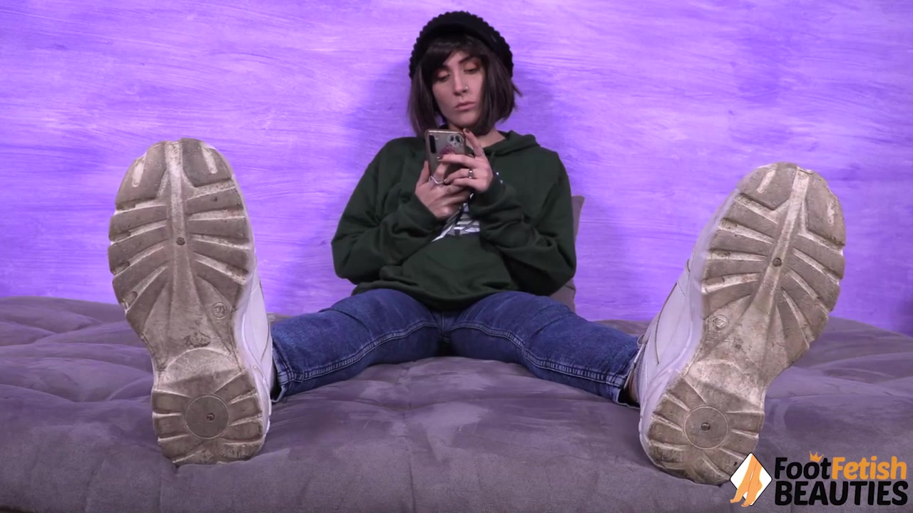 Super-hot Aradia takes off her socks and flaunts her toe-ringed feet