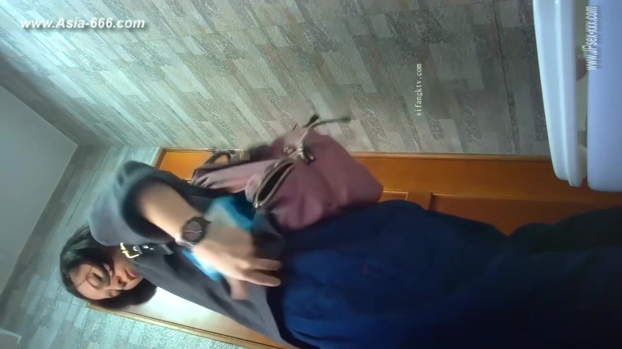 chinese girls go to toilet.302