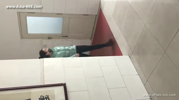 chinese girls go to toilet.130