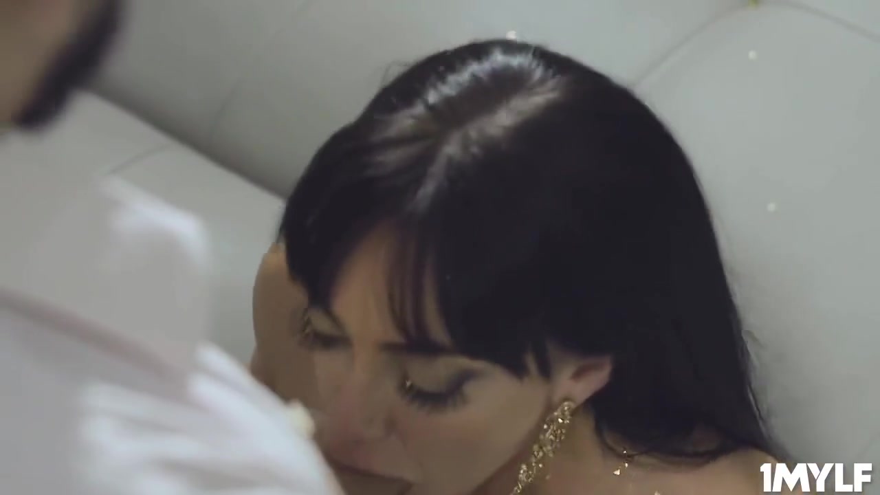 Milf Moaning Wildly As Thrust - Leila Larocco And Peter Green