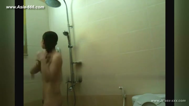 peeping chinese girls bathing.20