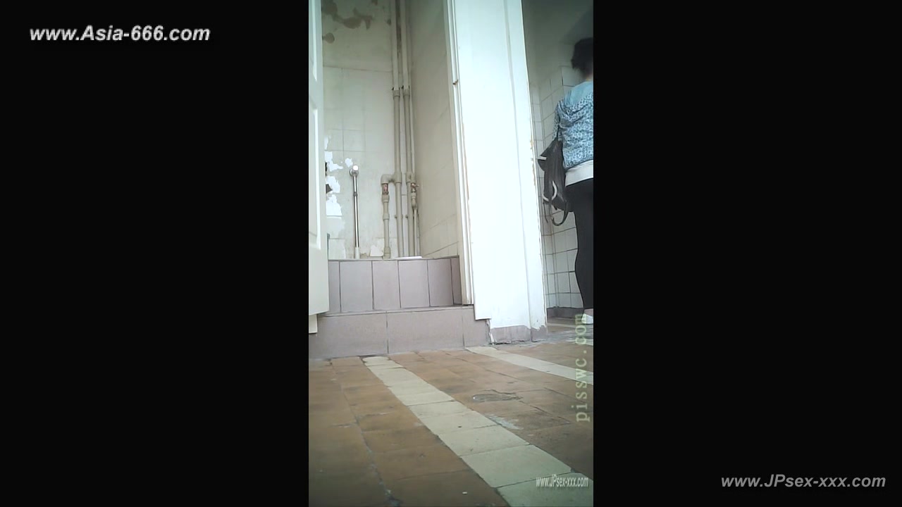 peeping blondes go to toilet.43