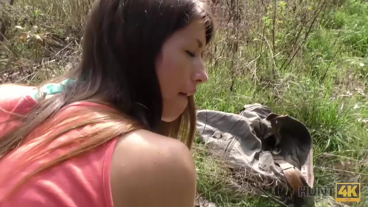 HUNT4K. La ragazza cattiva e felice di fare sesso anale per buoni soldi