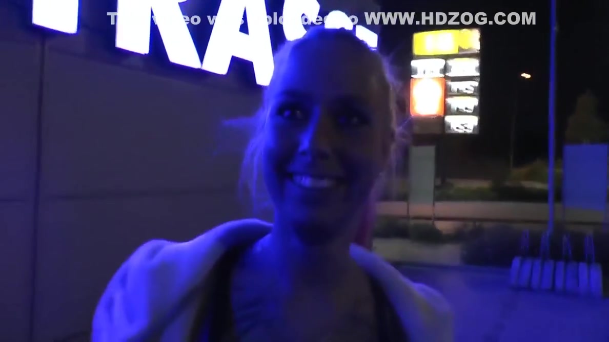 Anni Angel In Blasen Vor Den Bullen