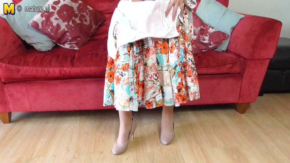 Sexy British Housewife Shows Her Goods - MatureNL