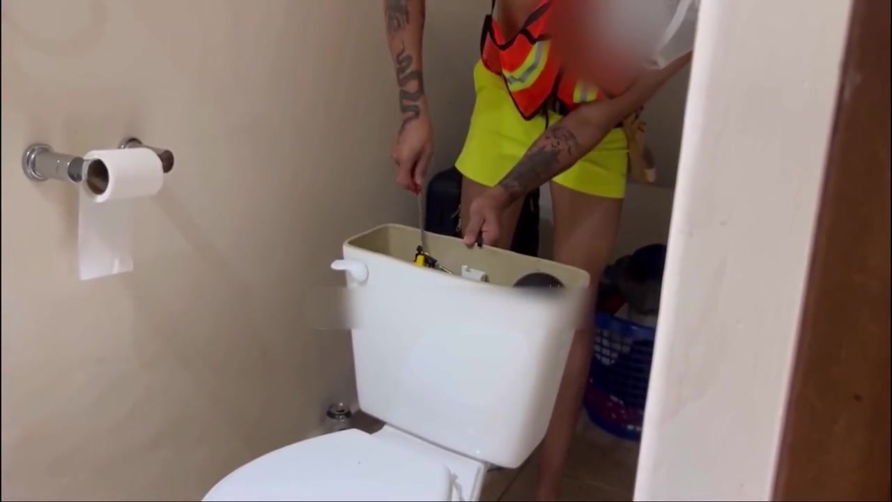 Gay Porn - Plomero Caliente Nos Arreg La Tuberia Y Despues Nos Folla Hasta Venirse Adentro De Mi Culo 8 Min