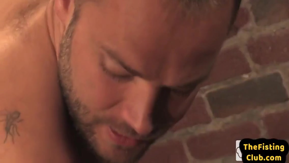 Gay Porn In Interracial Gay Stud Gives Fisting Session To His White Ass 7 Min