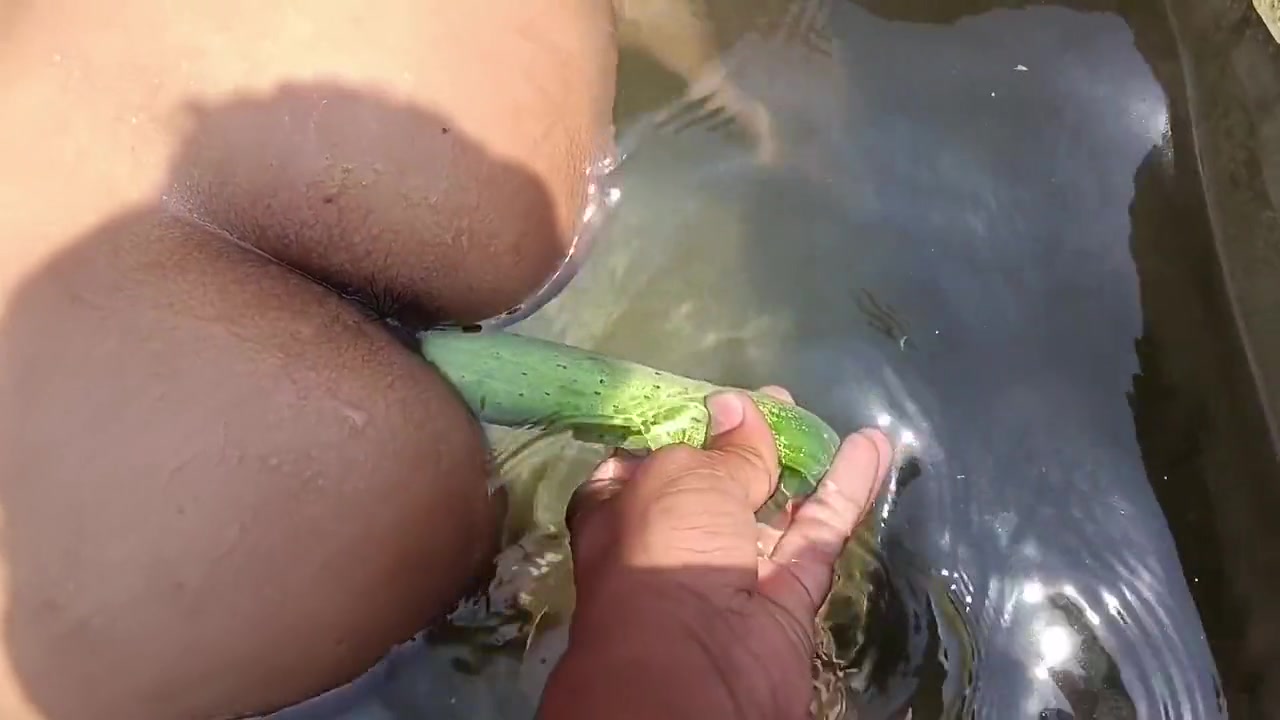Outdoor Village Opne Field Bathing Indian Desi Girl Hindi Video