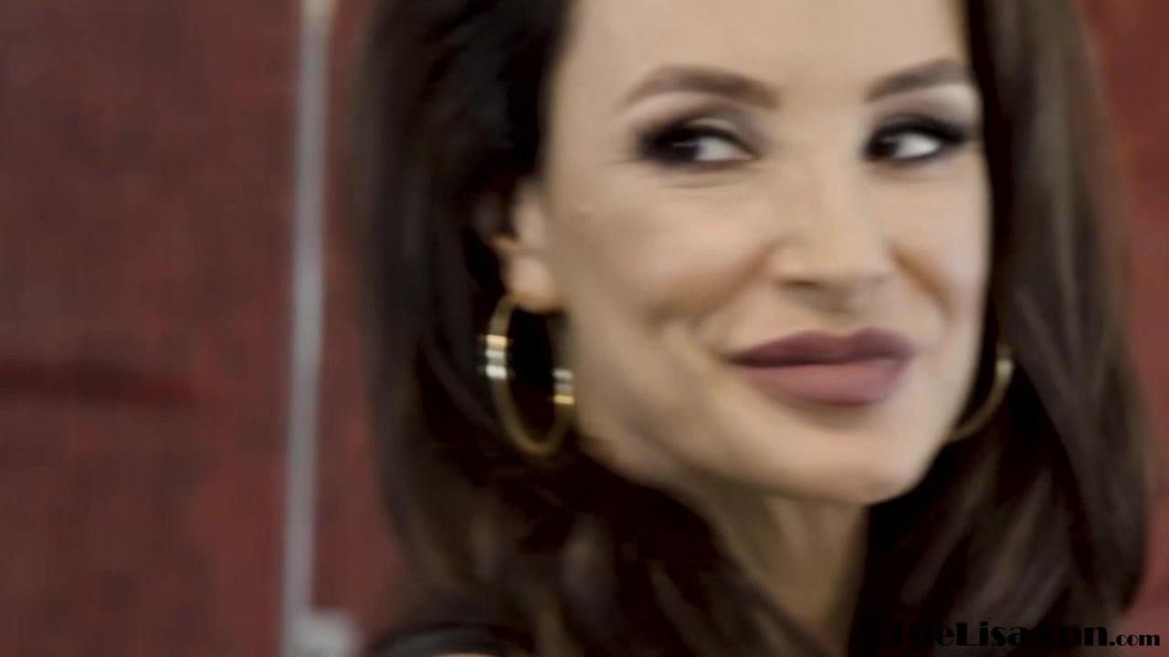 MILF pornstar Lisa Ann cum sprayed after anal banging