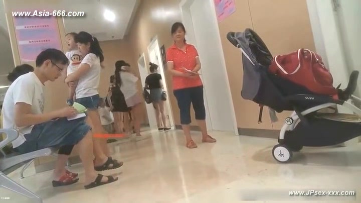 peeping chinese woman to go to the hospital for an injection.5