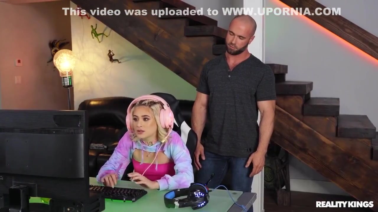 Gamer Girl Sneaks On To Her Roommate Setup On Pornhd - Jessie Saint