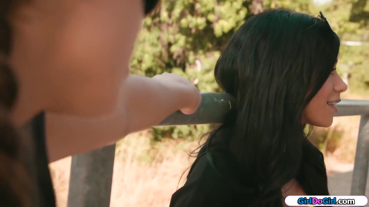 Big Tits Picks Up And Gets Licked By Busty H - Skater Girl