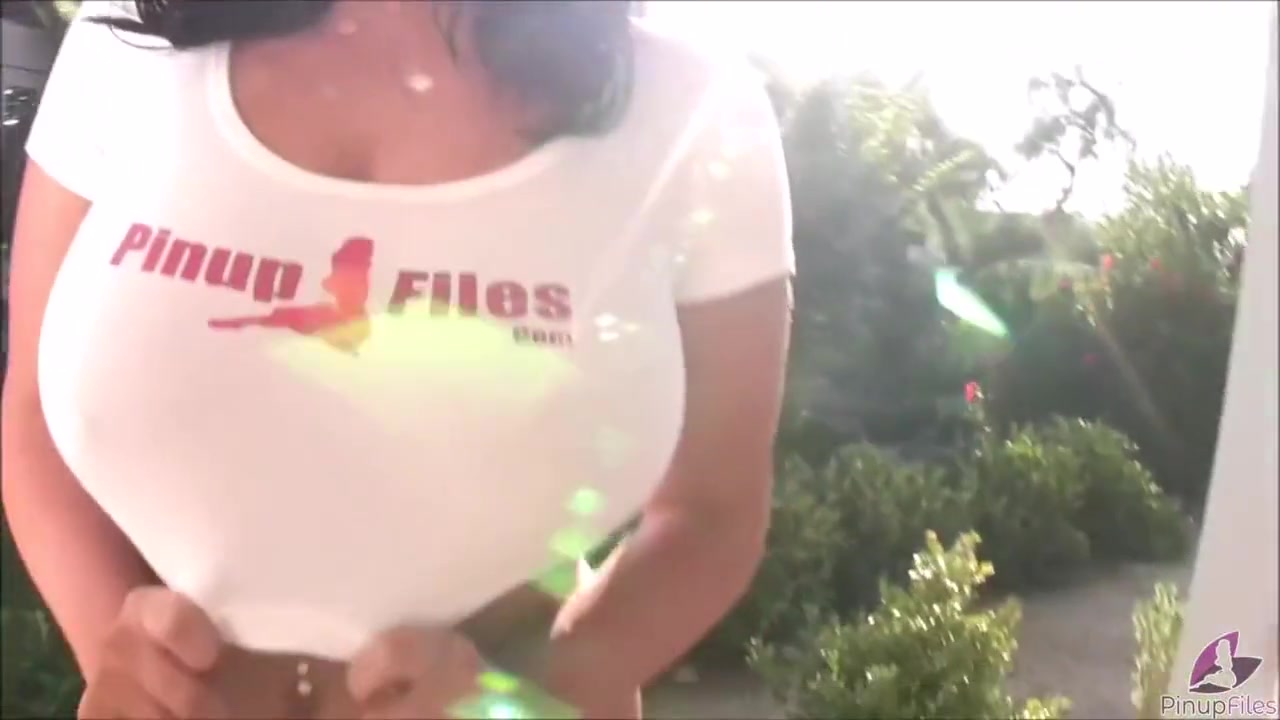 Sarah Randall In Is So Sexy In Flashing Her Natural Giant Tits