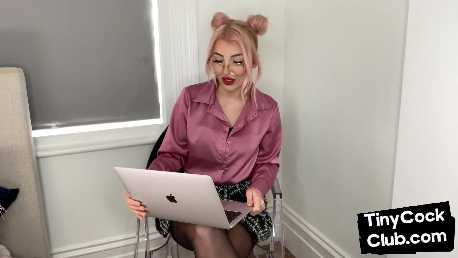 Cute bae in glasses commeting small dick