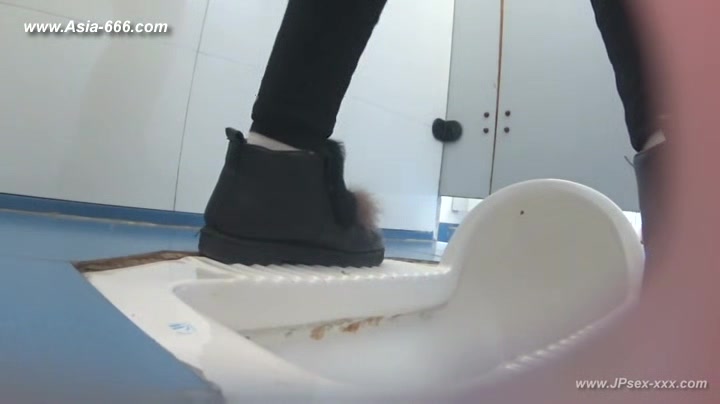 chinese girls go to toilet.104