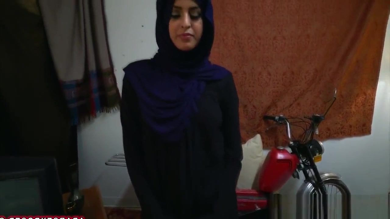 Hijab wearing muslim deepthroats cock