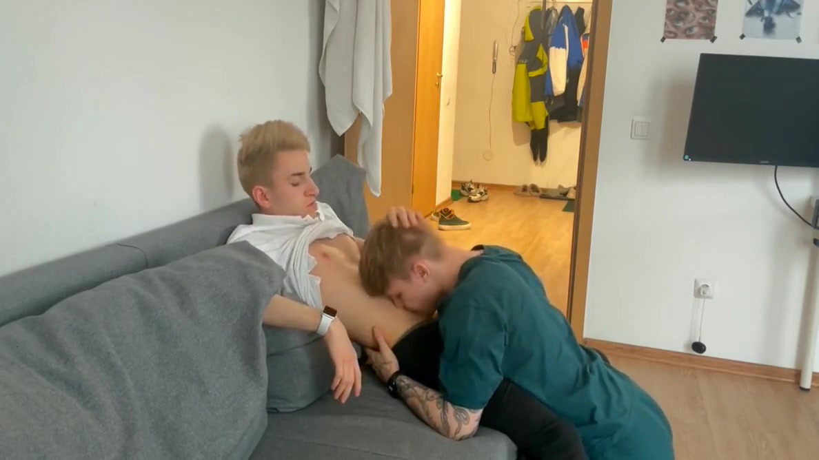 The Fake twins - I Gave A Blowjob To A Big Dick A Twink Cumshot From A Blowjob