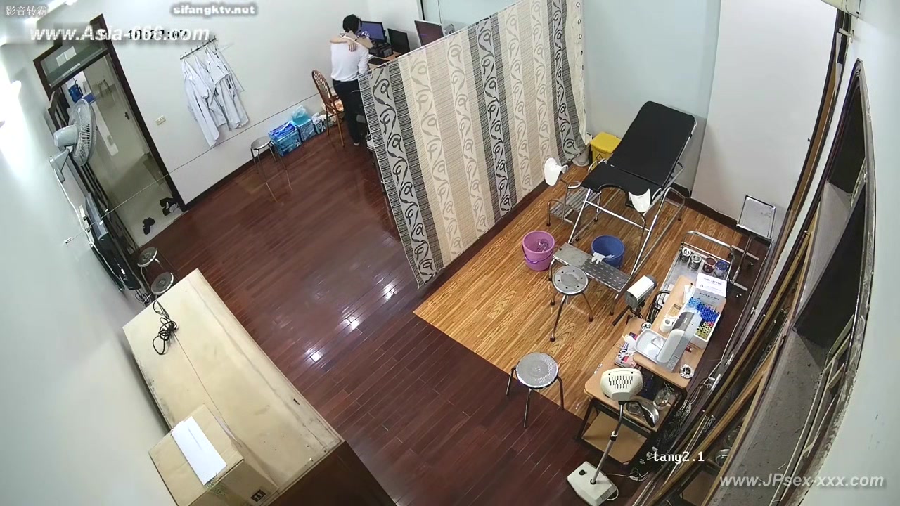 Hackers use the camera to remote monitoring of a lover's home life.615