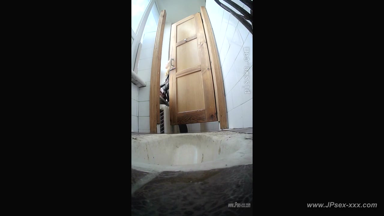 peeping blondes go to toilet.***