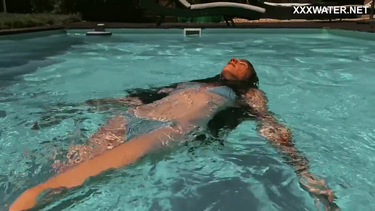 Sexy Naked Erotics With In The Pool - Lana Lelani