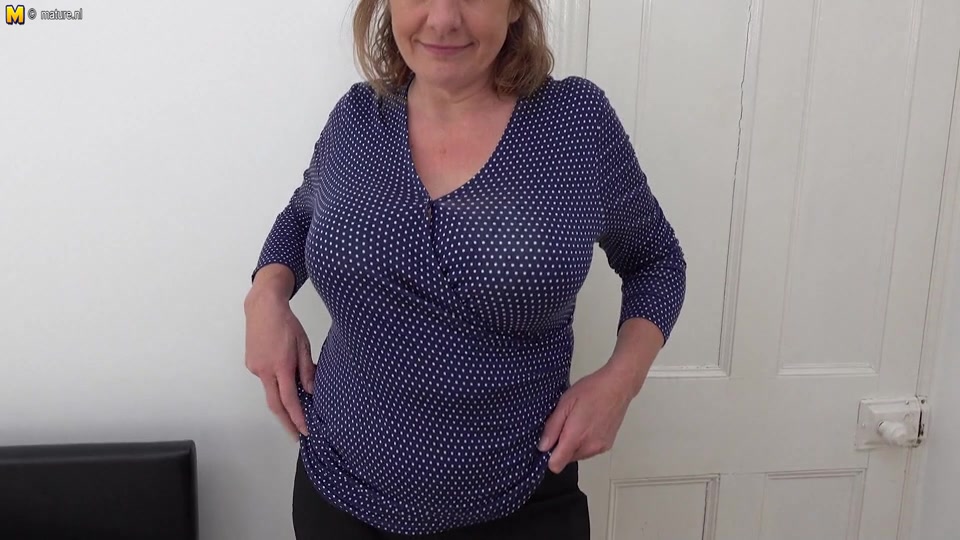 Naughty Big Breasted British Housewife Playing With Her Pussy - MatureNL