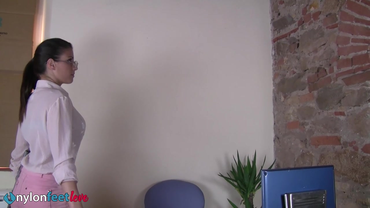 Smoking-hot secretary Bianca exposing her nylon-clad feet