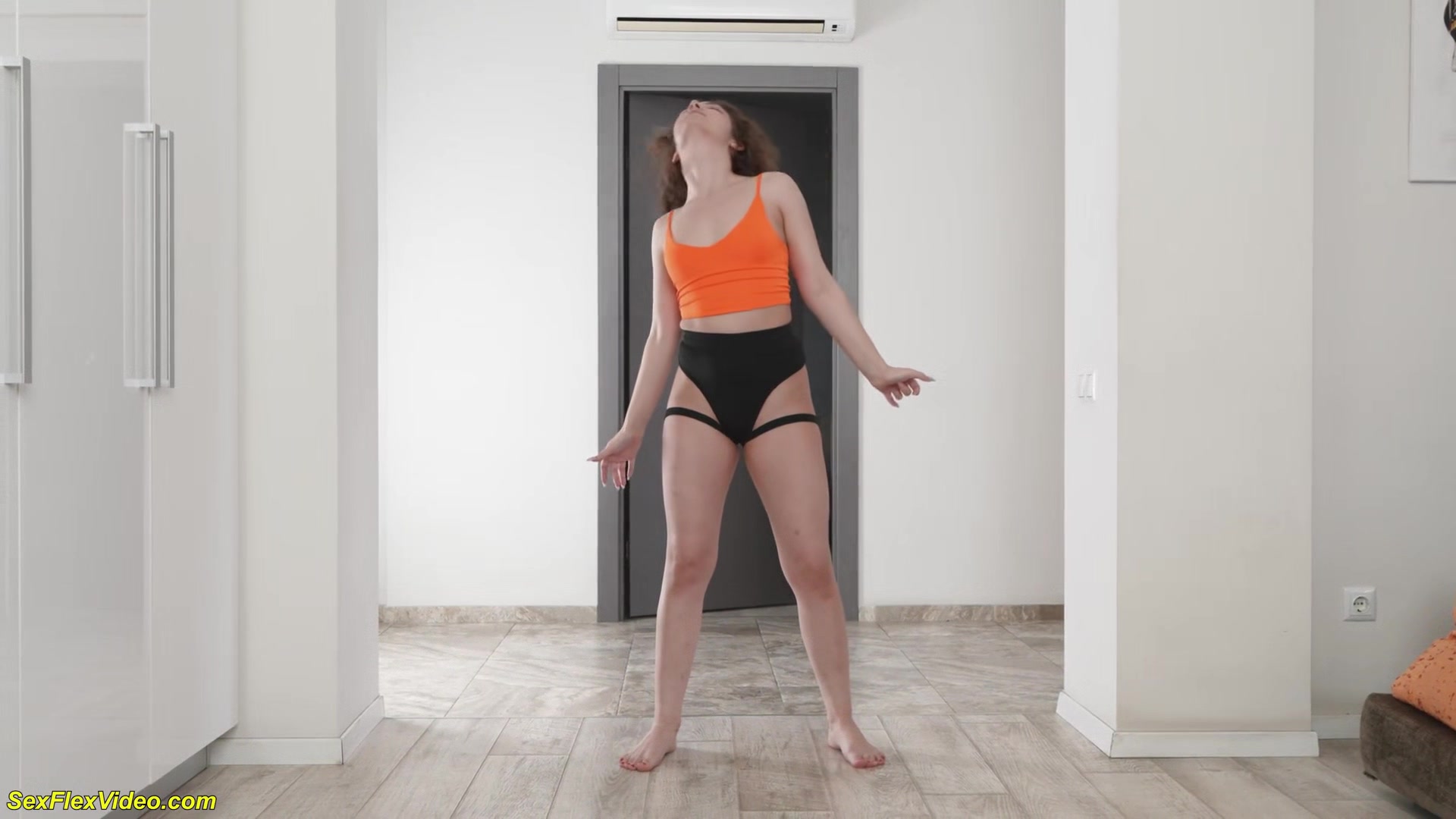 18yo Teen Cunt Destroyed In Middle Splits