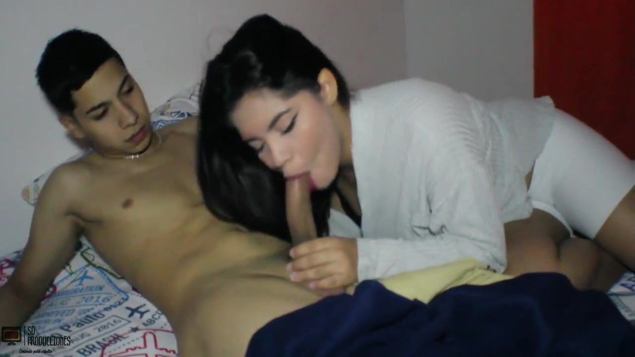 My Sex Addicted Stepsister Comes Into My Room And Gives Me A Delicious Blowjob - Porn In Spanish