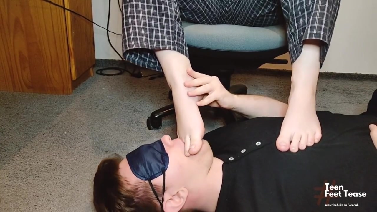 Slave Licks My Stinky Feet And Toes - Mistress Femdom