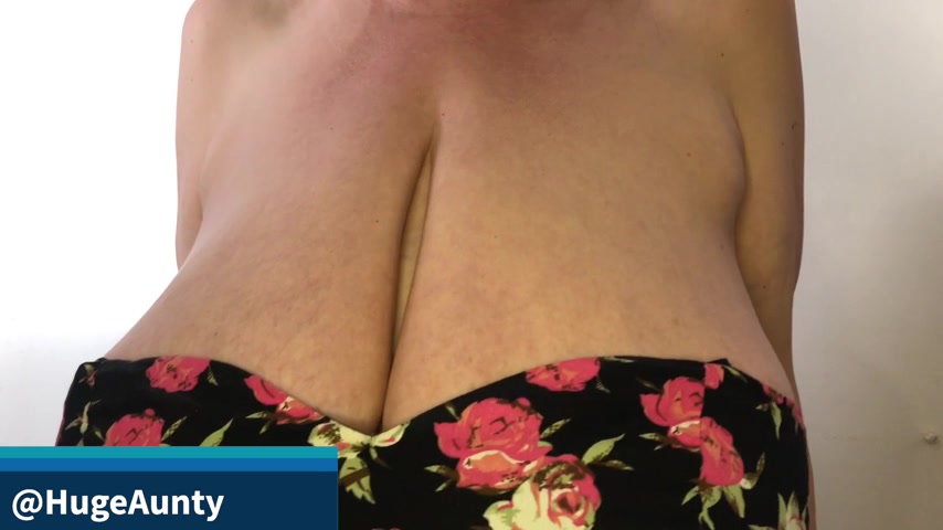 Storytime with Mrs Huge Aunty - SecretHandful