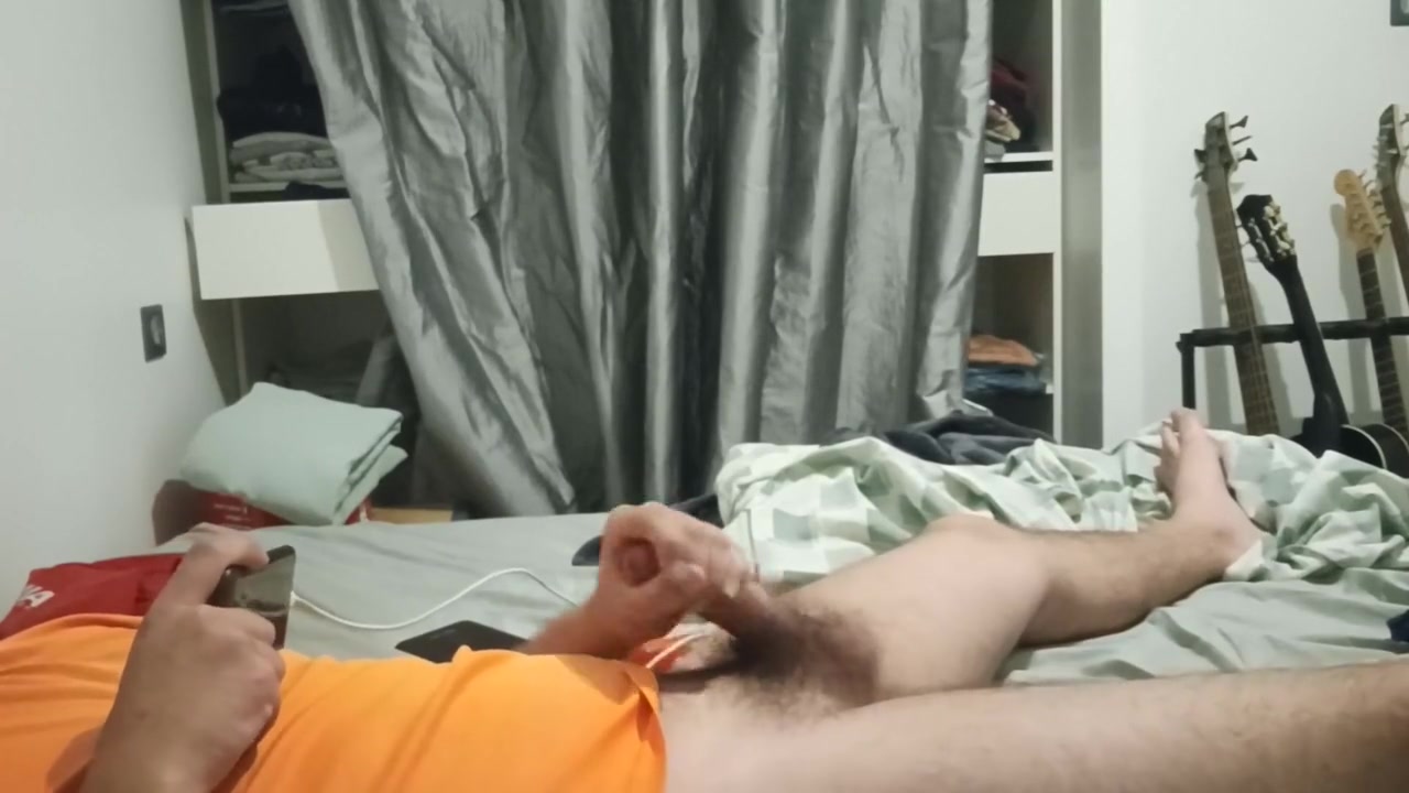 Mec De 22 Se Masturbe En Regardant Un Video