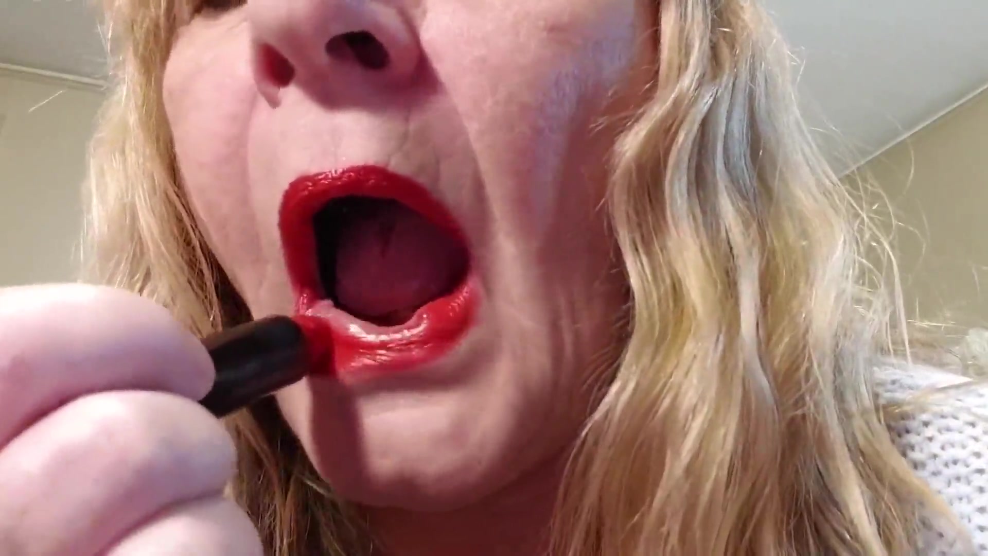 Shiny Red Lipstick - TacAmateurs