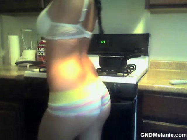Ass Bounce In The Kitchen - GNDMelanie