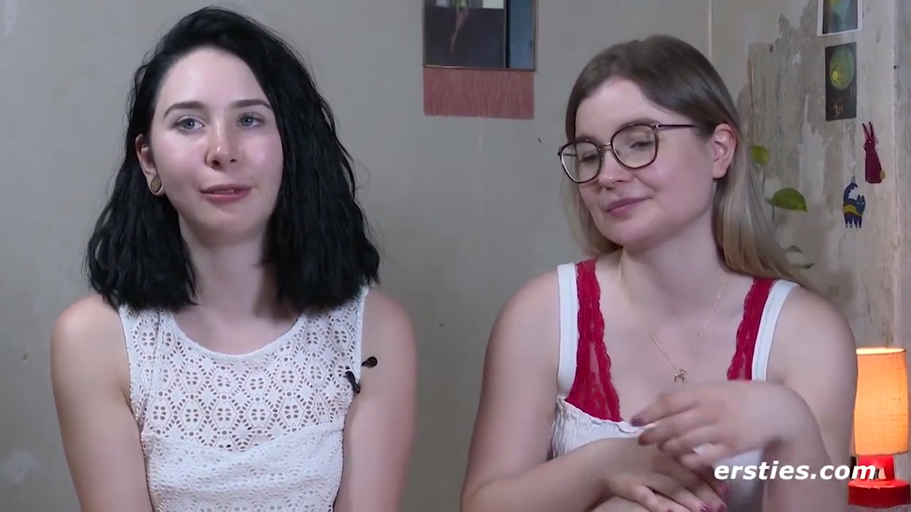 Die 18-jahrige Joanna Hat Ihr Erstes Lesbisches