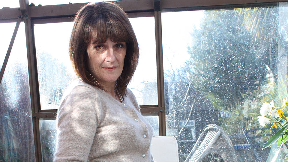 British Amateur Housewife Gets Naughty And Wet - MatureNL