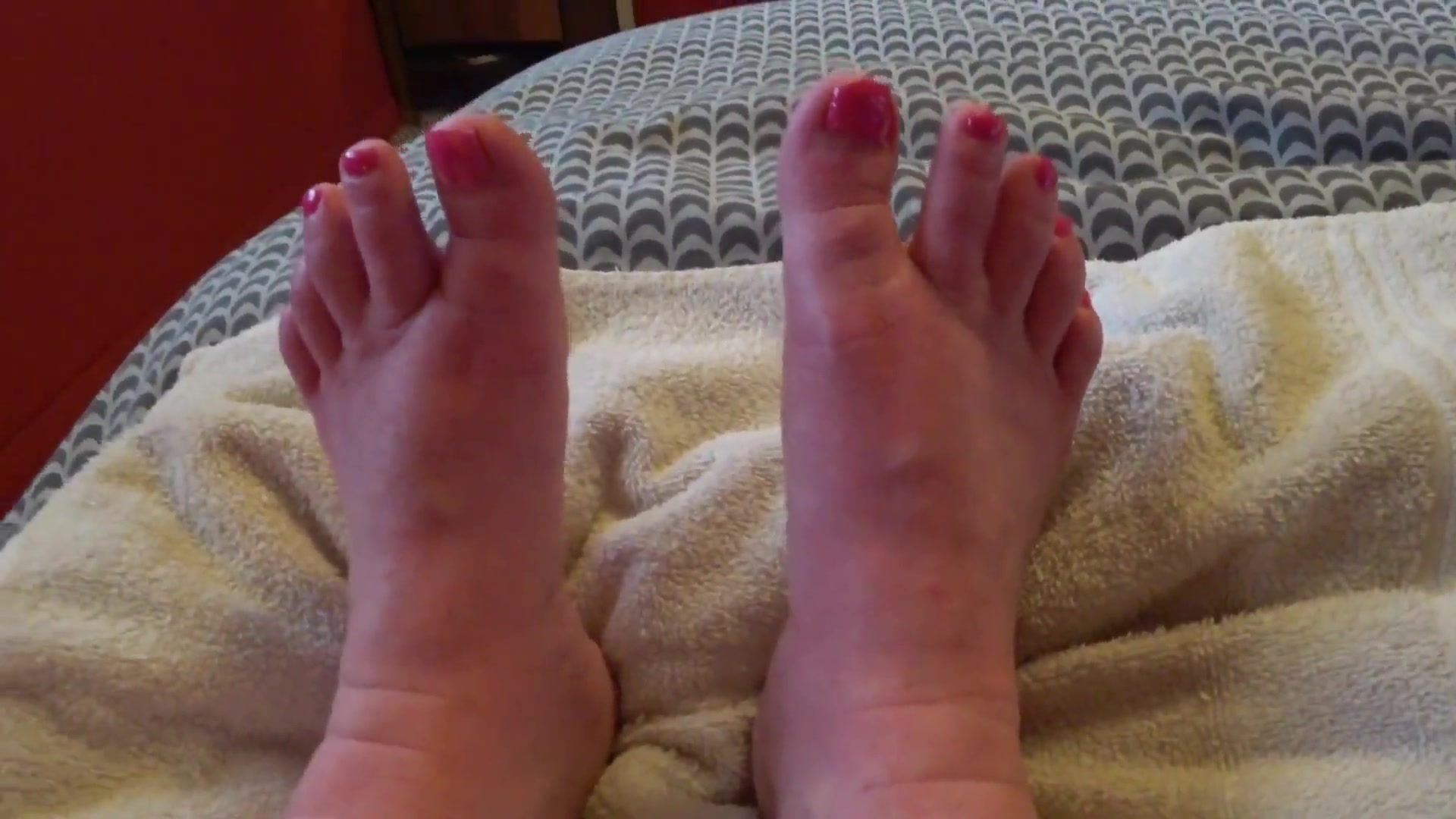 Mesmerised By My Pretty Pink Toes - TacAmateurs