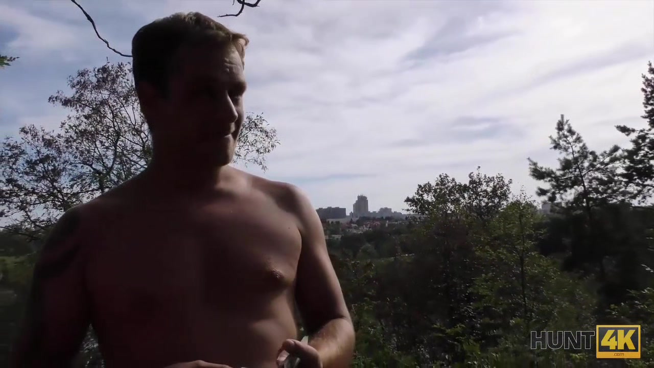 HUNT4K. La ragazza cattiva e felice di fare sesso anale per buoni soldi