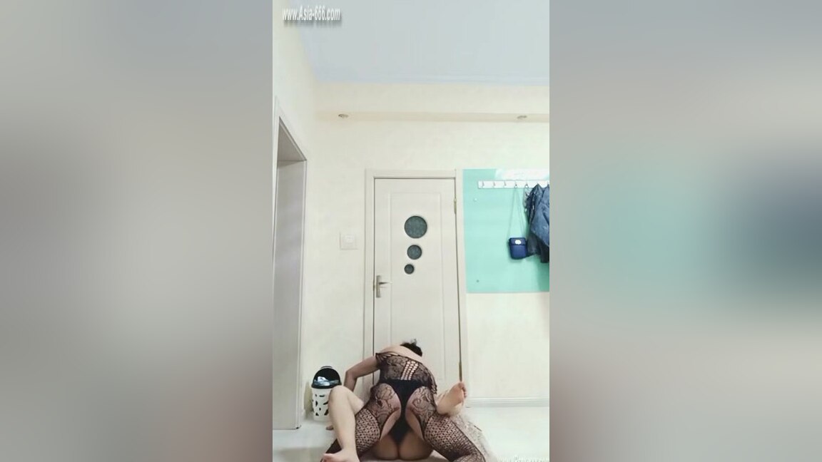 chinese teens live chat with mobile phone.180