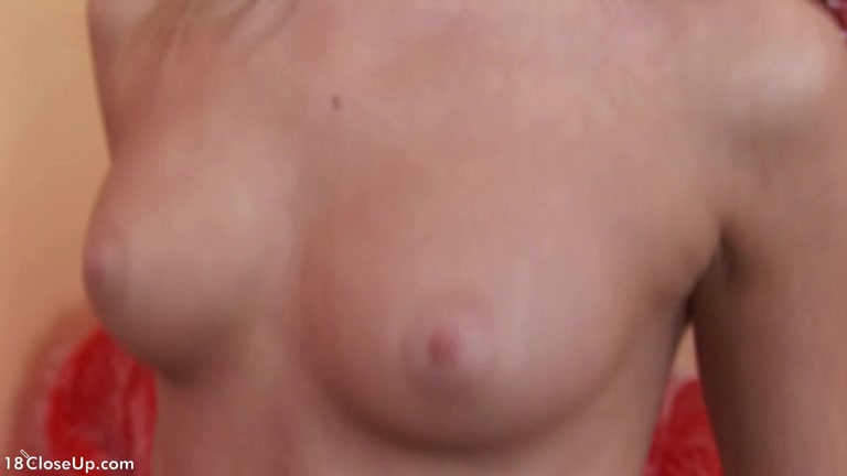 Amateur Bouncing her Natural Boobs