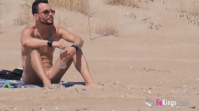 She fucks a guy in a beach full of